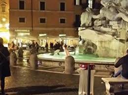 Piazza Navona, uomo nudo nella fontana