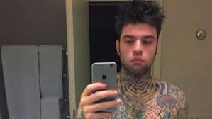 Fedez litiga con il vicino e finisce in ospedale