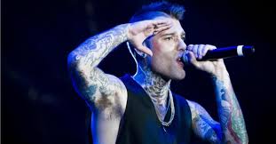 Fedez torna dalle vacanze e torna a litigare con il vicino