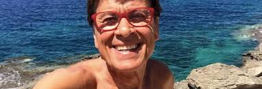 Gianni Morandi selfie nudista da Lampedusa