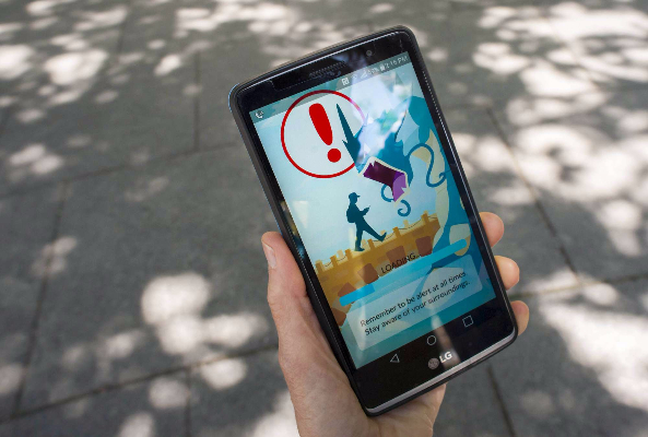 Pokemon Go gioca alla guida e sbatte contro auto della polizia