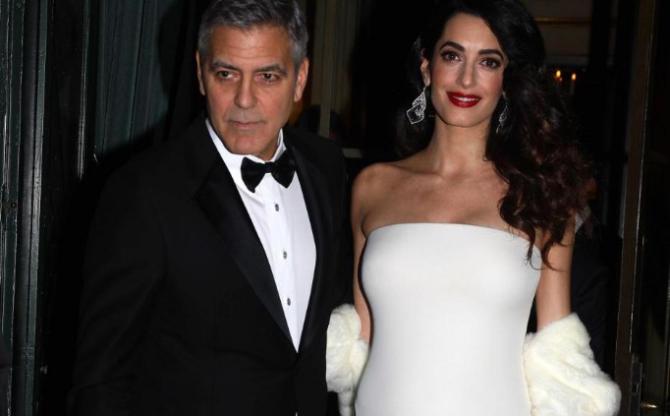 Clooney ai Cesar con lui Amal e il suo pancione