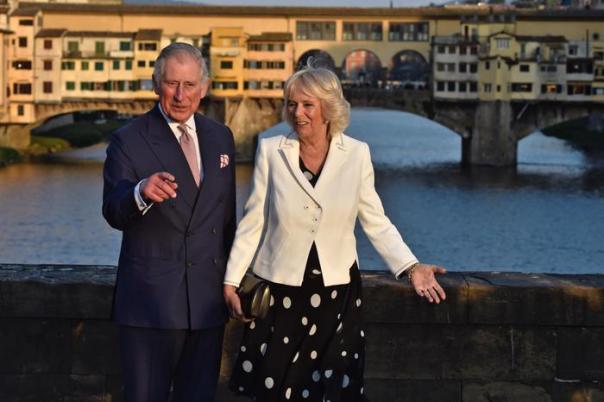 Carlo e Camilla passeggiata romantica sul Ponte Vecchio a Firenze