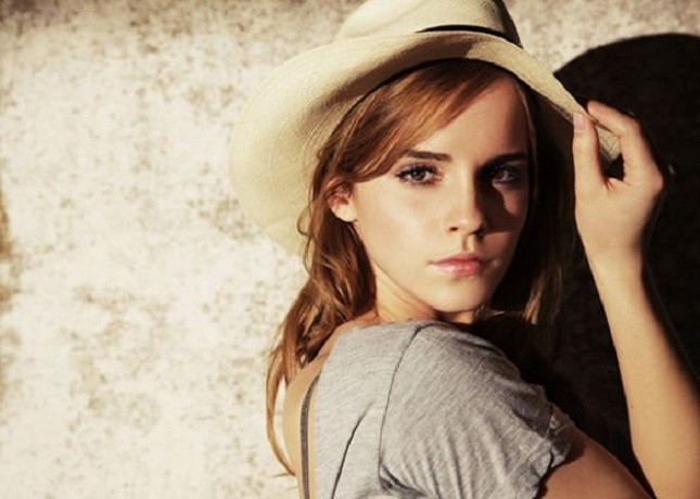 Emma Watson mostra il seno e arrivano le critiche