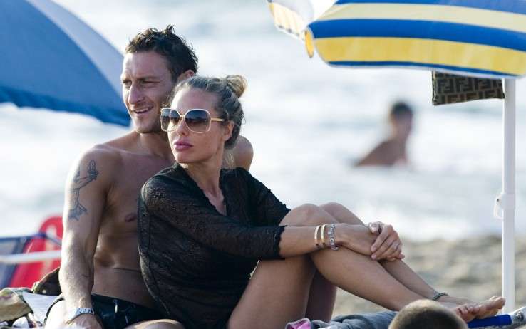 Totti e Ilary Blasi si rilassano al sole di Sabaudia