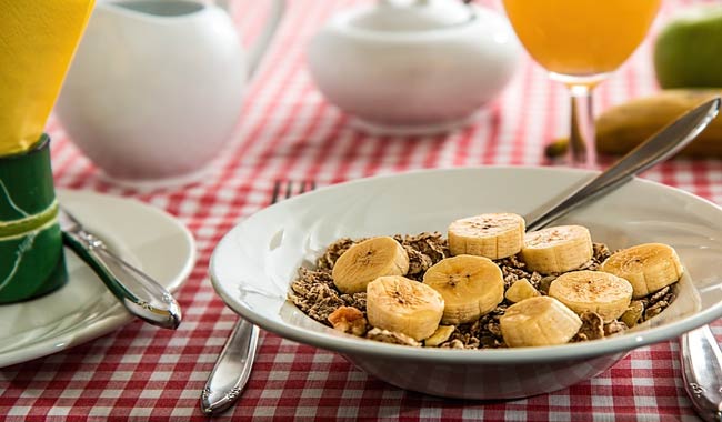 Dimagrire senza sacrifici Cenare prima e fare colazione dopo