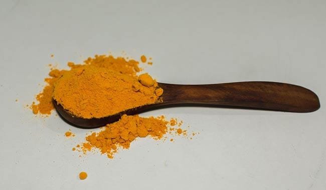 benefici-del-latte-di-curcuma