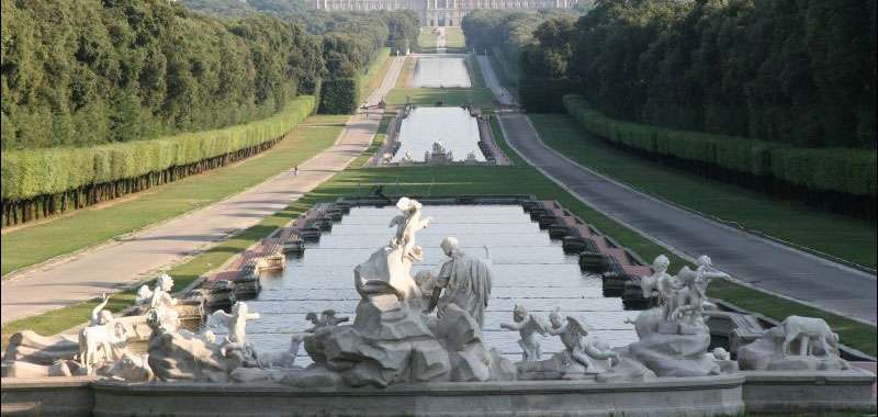 Caserta 37 enne si lancia nella vasca di Venere e Adone