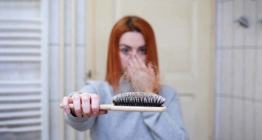 Ti cadono i capelli ecco quando devi preoccuparti