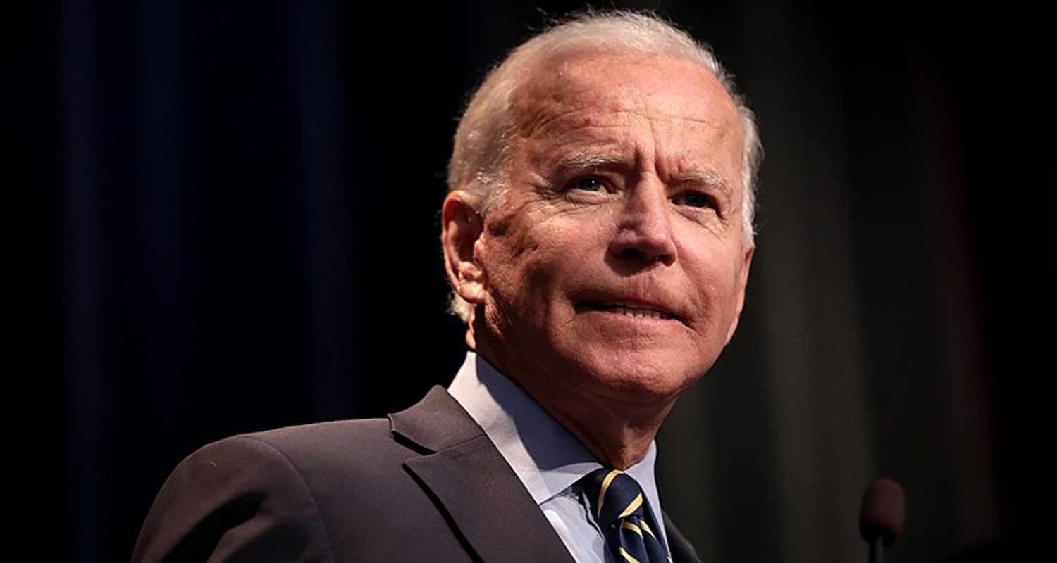 Il mistero di Joe Biden che legge gli appunti per rispondere alle domande