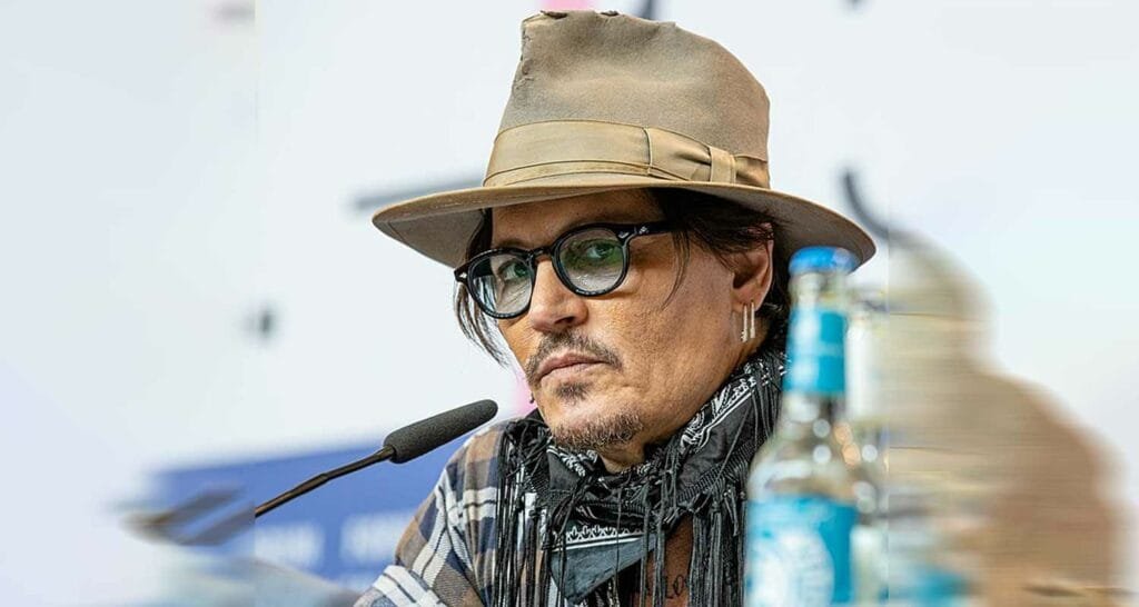 ecco perche Johnny Depp non guarda Amber Heard