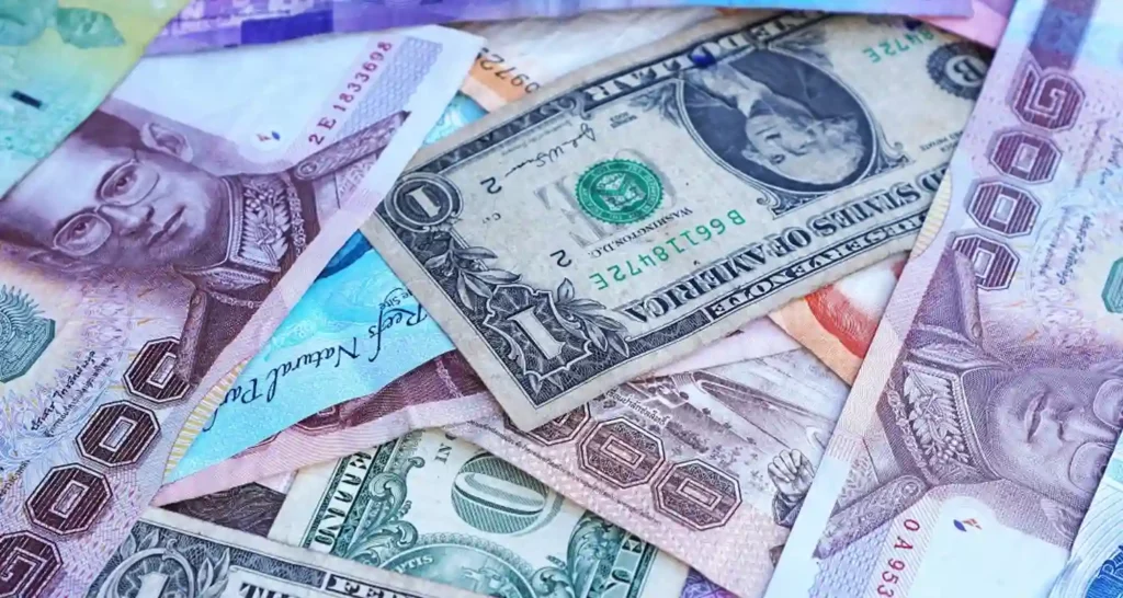 Euro minimo storico con il dollaro dal 2002