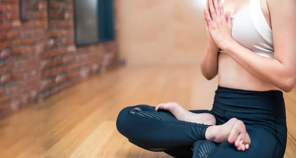 Le 6 posizioni yoga adatte a tutte le eta