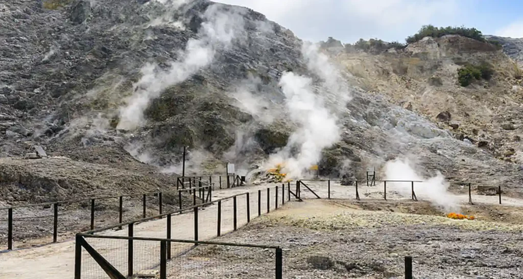 Campi Flegrei la pericolosita del supervulcano