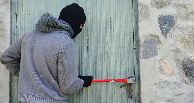 Sognare qualcuno che cerca di entrare in casa