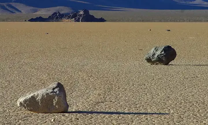 Il Mistero delle Pietre che Camminano nella Valle della Morte