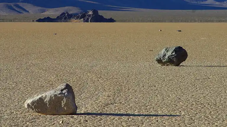 Il Mistero delle Pietre che Camminano nella Valle della Morte